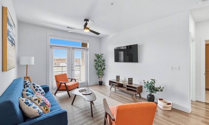 Fort Worth Condo | G01 Luxury Living DT Forth Worth 2BD2B Resort Style Amenities, Golf Sim