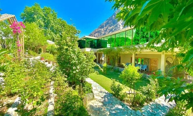 Brun Hotel | Gahirat Castle