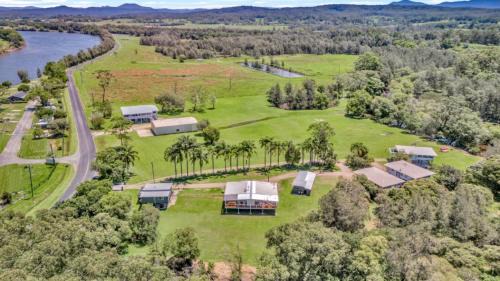 Repton House | Galahs By The River Collection - Sleeps 31 Guests