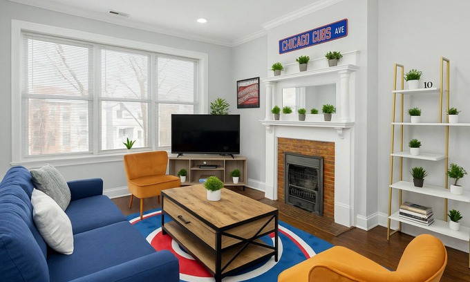 Wrigleyville Apartment | Game Day Getaway - 3BR in Vibrant Wrigleyville