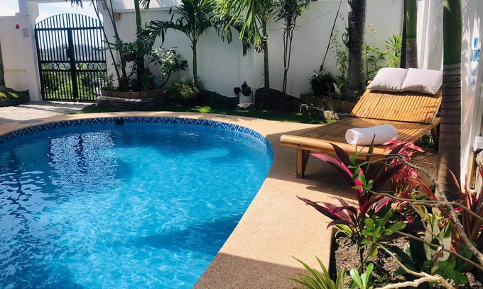 Puerto Galera Apartment | Garden and pool view apartment