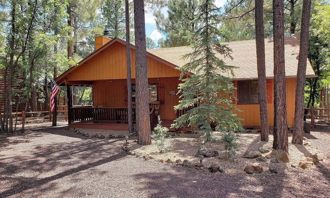 Pinetop Cabin | Garden Cabin with Fenced Yard and AC