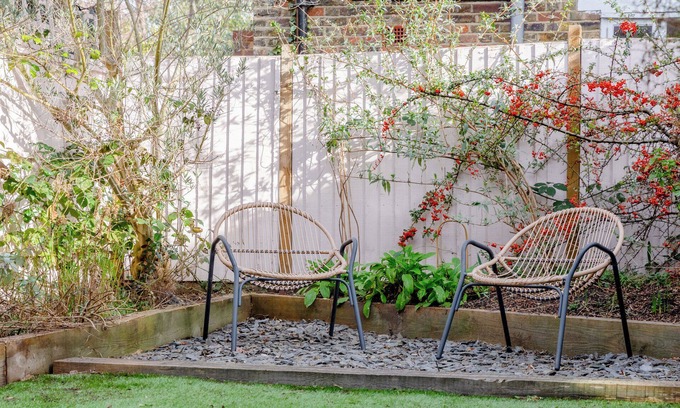 The Lane Apartment | Garden| Full Kitchen| King Bed| Modern bathroom