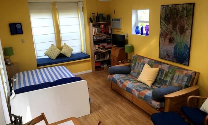 Colonialtown North Cottage | Garden House - jacuzzi, skylights, window seat, near restaurants & culture