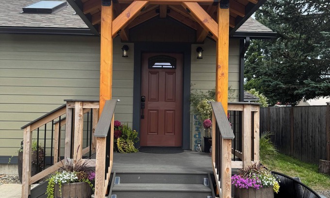 Forks House | Garden House ~ New Home! In the heart of Forks, walking distance to town