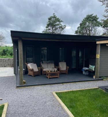 Llanybri Apartment | Garden Retreat Wales