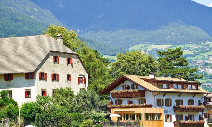 Gudon House | Garni Pramstrahler