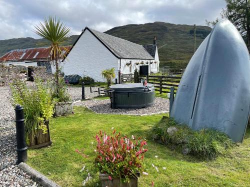 Inversnaid Bed & Breakfast | Garrison Of Inversnaid Farm with Hot Tub