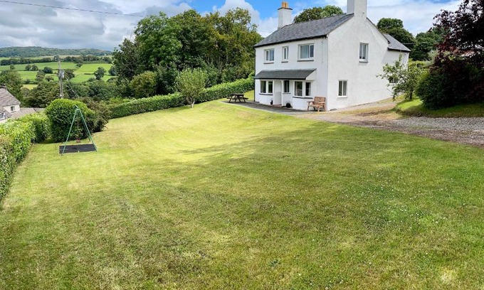 Colwyn Bay House | Garth- Stunning Scenic semi-rural Cottage with Games room