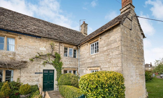 Filkins Cottage | Gassons View - a cottage that sleeps 8 guests in 4 bedrooms