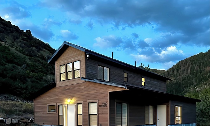Samak Cabin | Gateway Getaway, Hot Tub, Wheelchair Accessible and Mountain View’s
