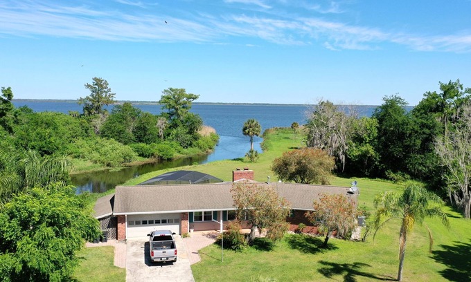 Oviedo House | Gator Nest: 3-bedroom, 2-bath home, sleeps 6. Excellent for a relaxing, nature getaway Gator Nest: Charming 3-bedroom, 2-bath home that sleeps 6 — perfect for a relaxing nature getaway. New! Bring your own boat and enjoy fishing right from the ho