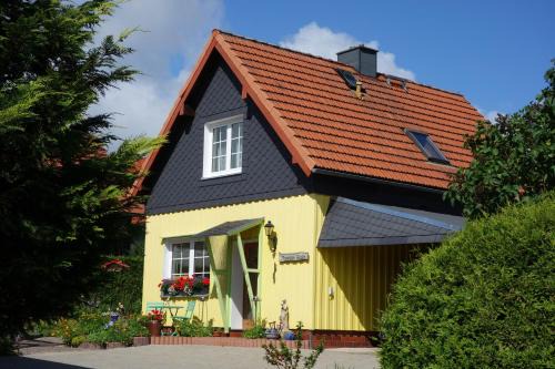 Benneckenstein Apartment | Gemütliche Einraumwohnung Im Erdgeschoss Mit Doppelbett Und Kaminofen