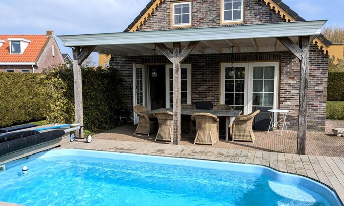 Tzummarum House | Gemütliches Ferienhaus mit beheiztem Pool, Garten und überdachter Terrasse