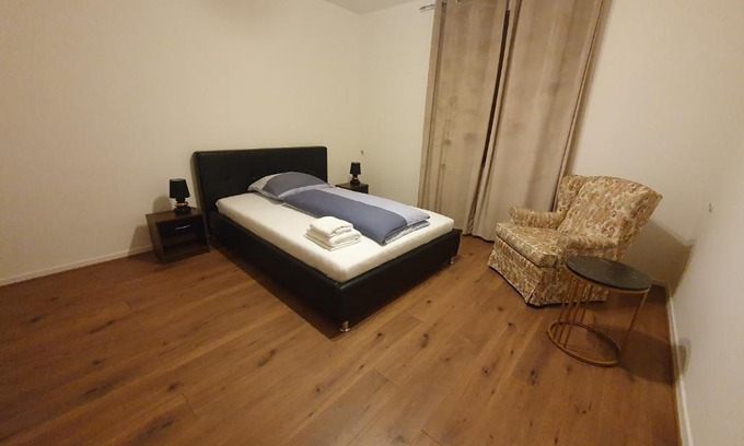 Oberstadt House | Gemütliches Privatzimmer mit französischem Doppelbett an der Universitätsklinik Mainz