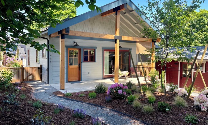 York Cottage | Gem in the Heart of Bellingham - Walk to WWU, Downtown and Waterfront