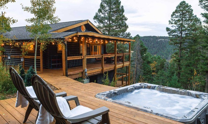 Pleasant Park Corridor Cabin | Genuine Log Cabin Retreat + Hot Tub & Covered Deck