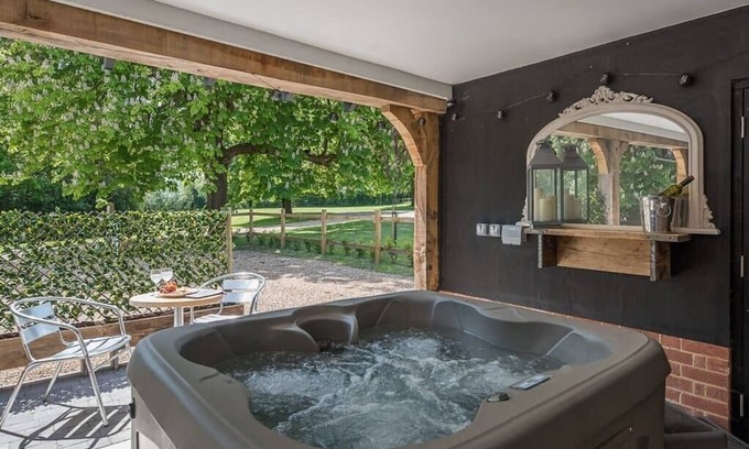 Ipswich Apartment | Geoff's Rest with Hot Tub, Pond Hall Farm, Hadleig