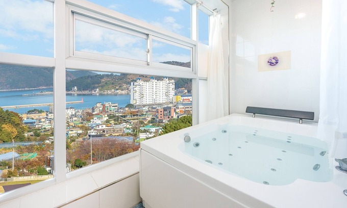 Irun-myeon House | Geoje Forest-morning Spa Pension