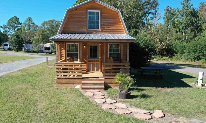 Ashburn Cabin | Georgia Golf Cottage with 9-hole course, pool, tennis court, clubhouse and more!
