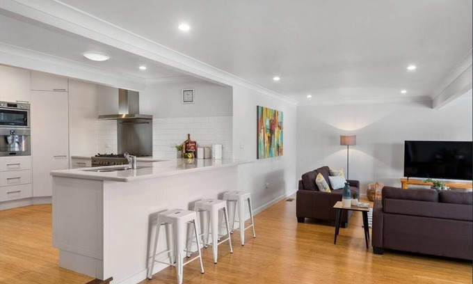 Cessnock House | Georgie’s Hunter Valley Home with Wifi * fire & pool & Netflix