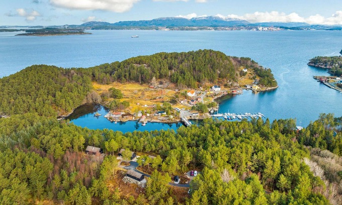 Valevag House | Get ready for a great vacation by the fjord.