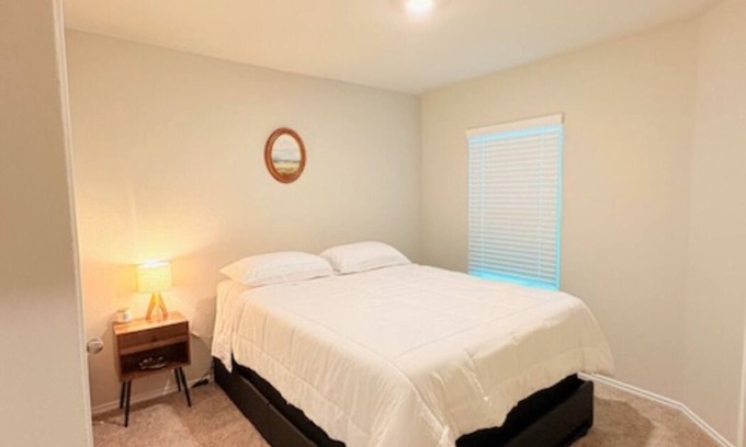 Southside House | Getaway for Family & Friends Escape|Cozy & Spacious!