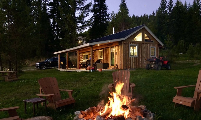 Barriere Cabin | Getaway log cabin on 160 acre Wilderness Ranch