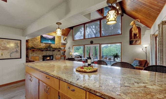 New Braunfels House | Gettin' Guada Loopy With Hot Tub & Riverfront