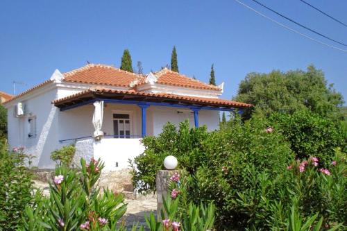 Kompi House | Giannis House 2 minutes walk to the beach Peroulia
