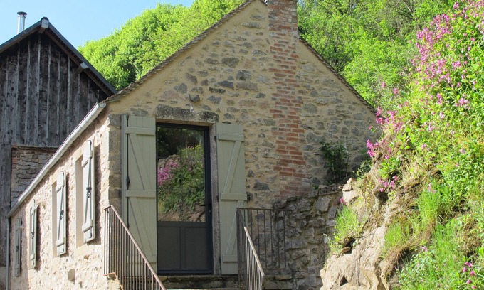 Montigny-Saint-Barthelemy Cottage | Gite surrounded by nature next to the river situated in the Morvan regional park