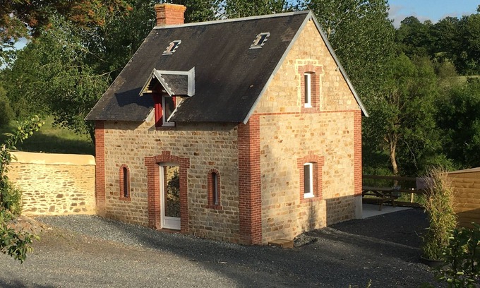 La Chapelle sur Vire House | Gîte, private fishing ponds, spa and swimming pool