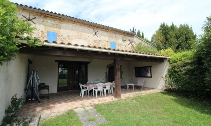 Fanjeaux House | Gîte Tournesol: renovated farmhouse with swimming pool and panoramic view of the Pyrenees mountains
