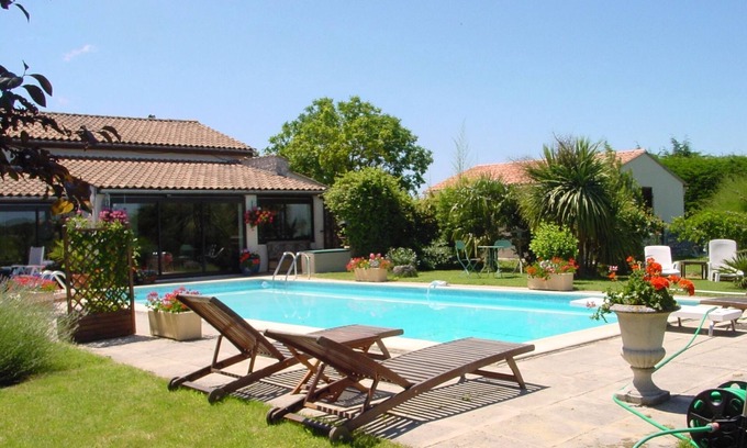 Semoussac House | Gite with pool, Garden Room near Estuary