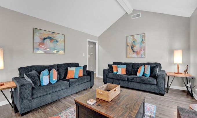 Ellendale House | Glamorous 3BR 2BA house w/large fenced backyard