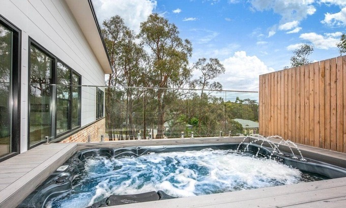 Gisborne House | Glamour in Gisborne - with spa!