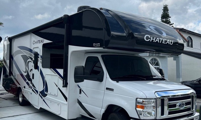 Hialeah Gardens House | Glamping for your Family