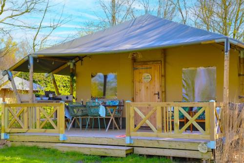 Grou Other | Glamping Safarilodge 'Grutte Fiif' met airco, extra keuken op veranda en privé achtertuin