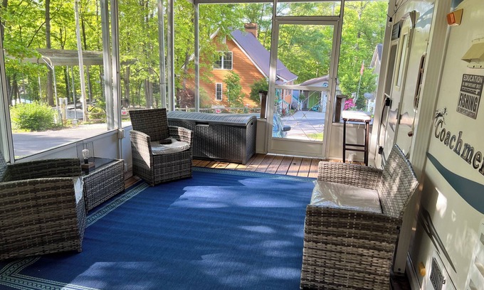 Westminster House | Glamping with a lake view on Lake Hartwell, 30 minutes from Clemson University