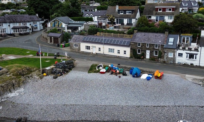 Moelfre Cottage | Glan Y Don Moelfre - sleeps 6 guests in 3 bedrooms