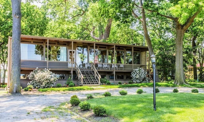 Sandusky House | GLASS HOUSE 5 BR Private Lake Erie Beach Great for Summer, Fall & Winter