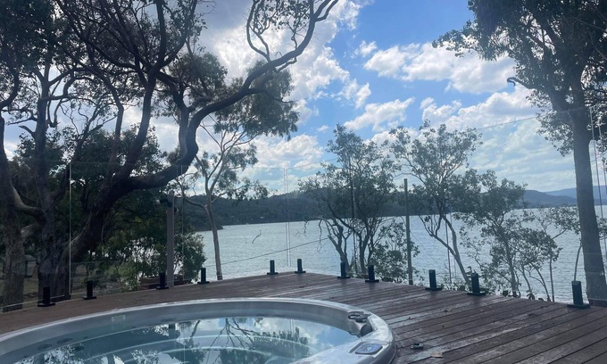 Taylor Bay House | Glasshouse at Lake Eildon