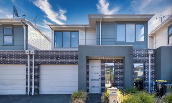 Glenroy House | Glenroy 2BR1BA in Townhouse Parking+Wi-Fi+Bath