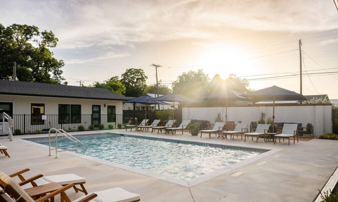 Brazos Hotel | Gloria Inn-5 minutes from Baylor and 2 Blocks to Magnolia