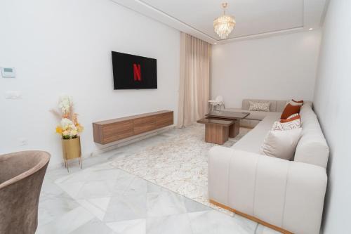 Tangier Apartment | Glorious Garden, Appartement Familial, Face au Stade Ibn Batouta, Espaces Verts, Proche Aéroport, Parking, WIFI, AC, IPTV