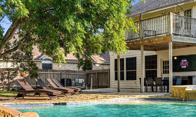 Pflugerville House | Glow-Inspired Cowboy House w/Private Pool