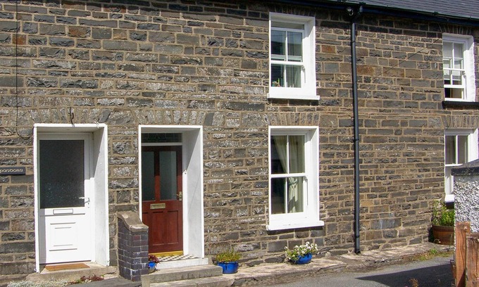 Llanrhystud Cottage | GLYNMOOR, family friendly, character holiday cottage in Llanrhystud