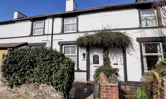 Conwy House | GLYNSIDE, character holiday cottage, with a garden in Conwy