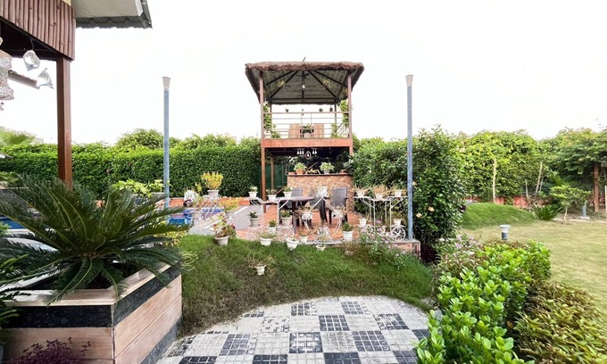 Noida Resort | GoBravo 37 - 2Bhk Farm with Pool & Garden Sec150 Noida