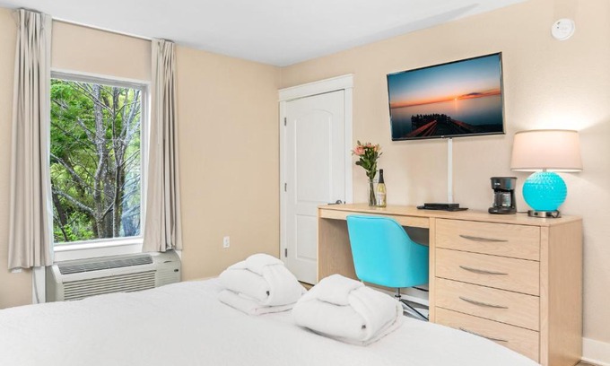 Traverse City Hotel | Gold Coast Inn Breathtaking Sunsets 2 Bdr Garden View Deluxe Suite 209